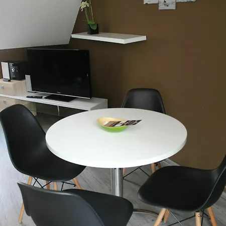 Am Brunnen Apartment *